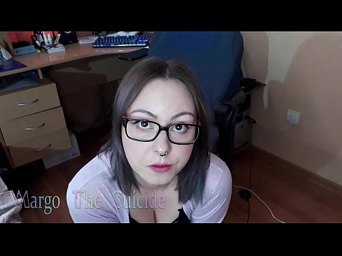 ❤️ Nighean gnèitheach le speuclairean a’ suirghe Dildo gu domhainn air a’ chamara ❌  Pornografach  leinn  ❌❤